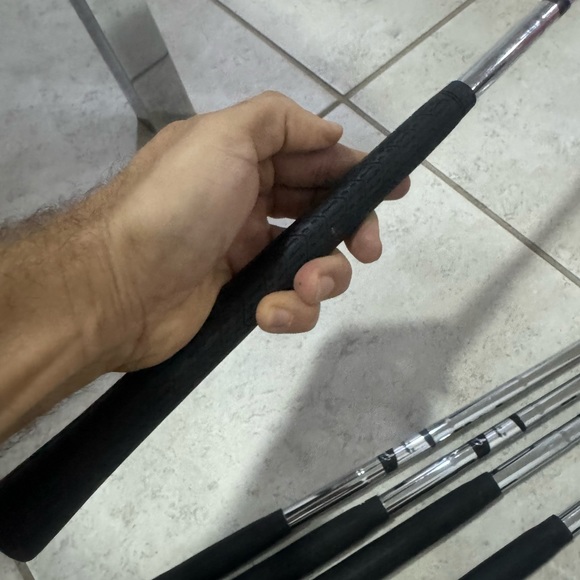 John Daly 6 Pc Iron Set In Right Hand 
Steel shafts 
Used conditions - Picture 6 of 11